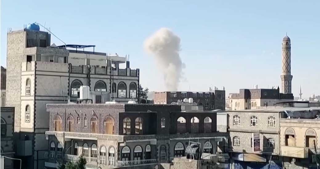 Smoke rising over Sana’a, Yemen, after U.S. airstrikes targeting Houthi-controlled sites, highlighting regional conflict and Red Sea security concerns.