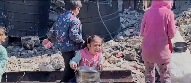 Children in Gaza suffering from hunger amid the humanitarian crisis and shortage of food supplies.