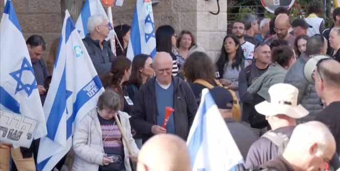 sraeli protesters rally to demand an end to the war.